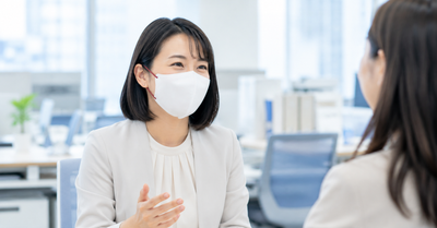 マスクで声がこもる・聞き取りにくい原因と対策。会話をスムーズにする話し方とマスク選び