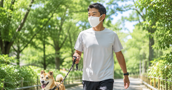 夏の犬の散歩・アウトドアで飼い主が使う夏マスク｜蒸れ対策