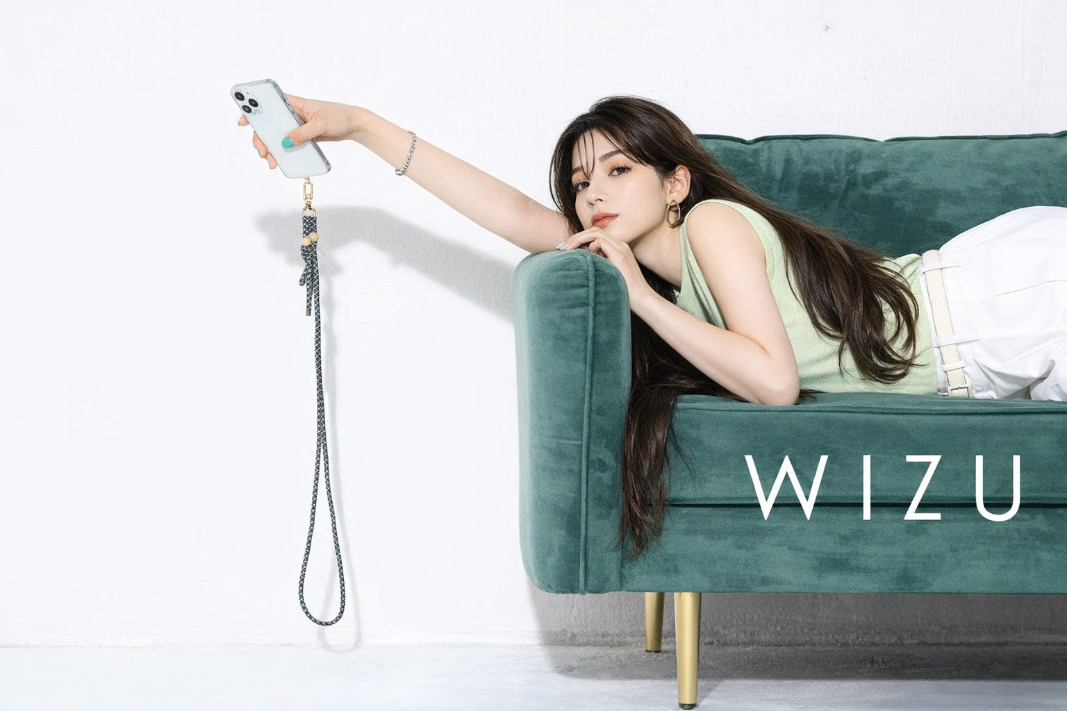 毎日を豊かにする素材とデザインにこだわったスマホアクセサリーブランド。